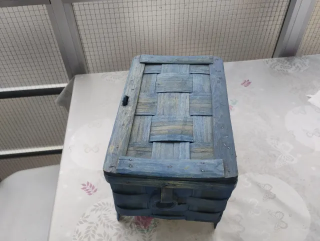 Caja de mimbre y madera azul
