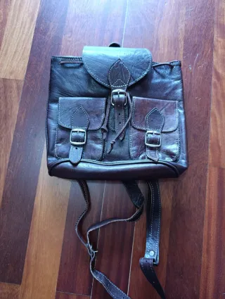 Mochila de cuero marrón