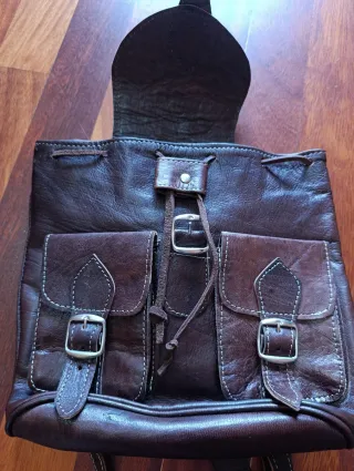 Mochila de cuero marrón