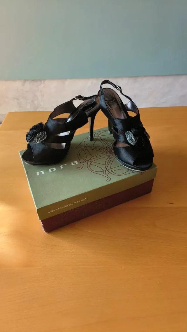 Elegantes zapatos de salón negros