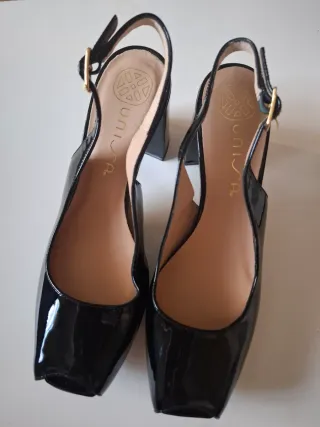 Sandalias Unisa Tacón Ancho Negro Charol
