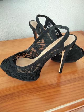 Zapatos de tacón negros encaje peep toe