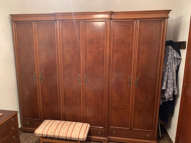 Mueble clásico de alcoba de madera