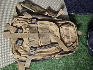 Mochila táctica beige y más cosas para caza