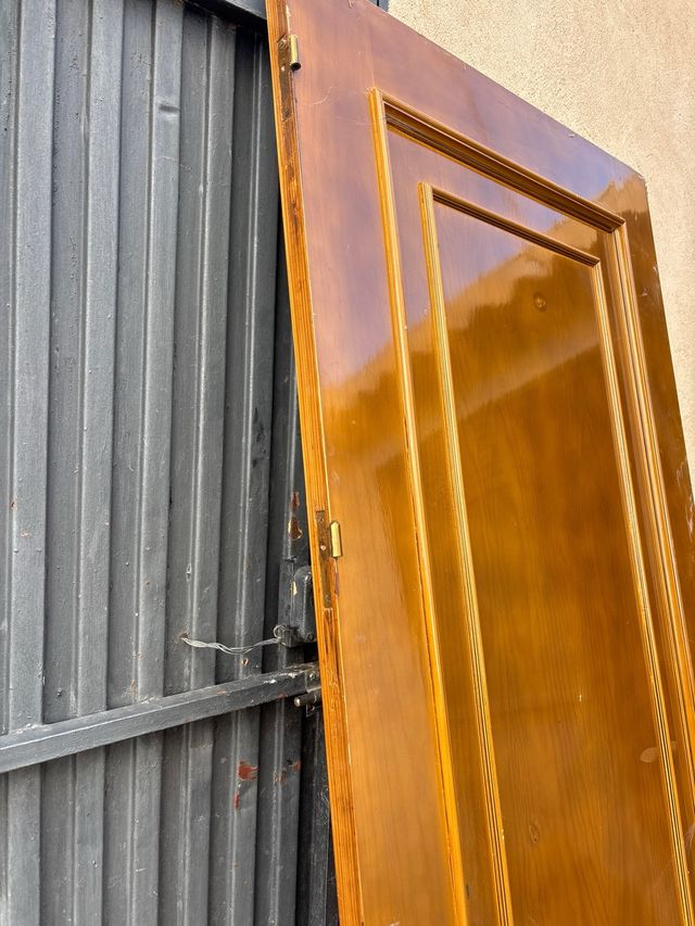 Puerta de madera con manilla dorada