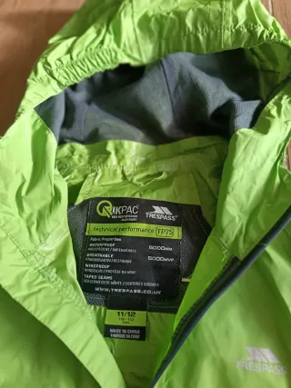 Chubasquero Trespass verde niño