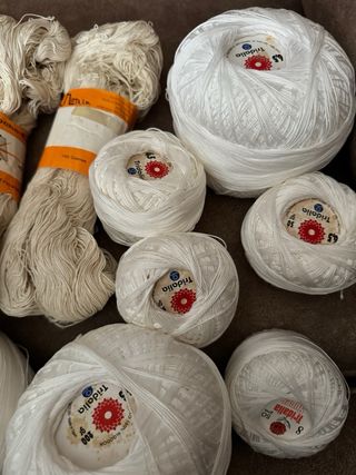 Hilo Perlé Crochet Tridalia Blanco y Crudo