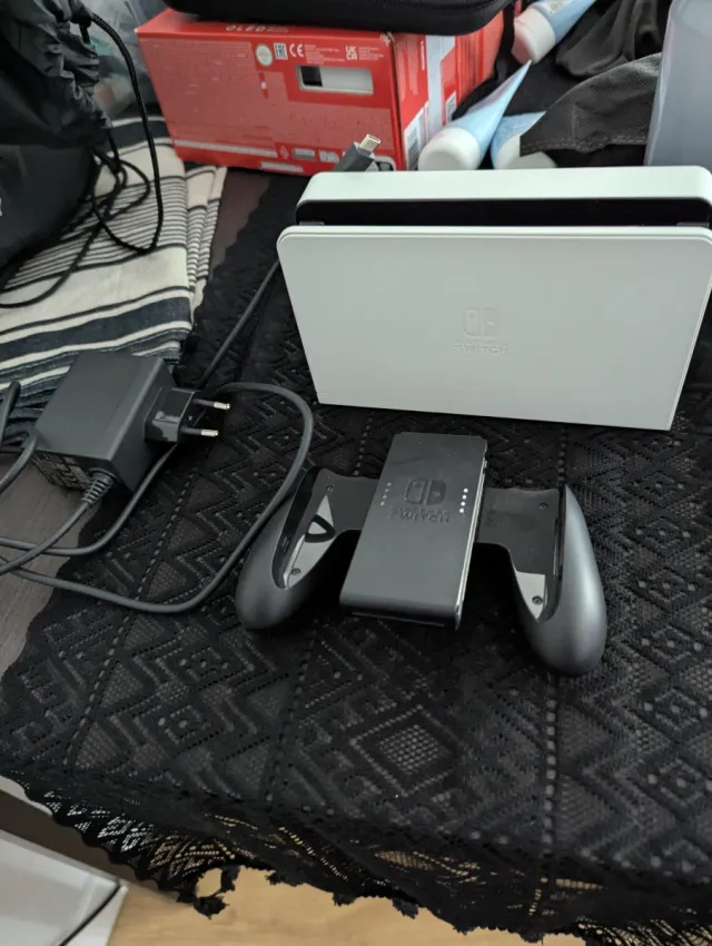 Nintendo Switch OLED con 2 giochi e accessori