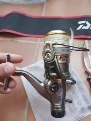 Conjunto cañas pesca, carrete y plomos