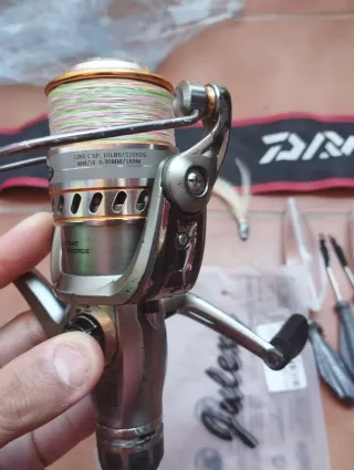 Conjunto cañas pesca, carrete y plomos