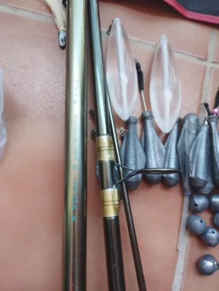Conjunto cañas pesca, carrete y plomos