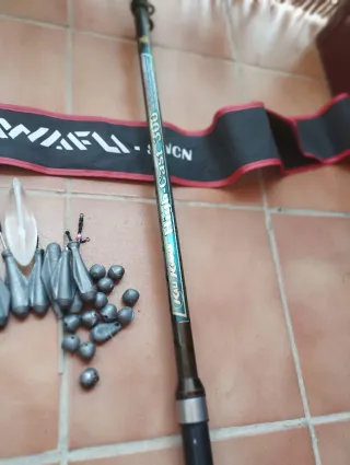 Conjunto cañas pesca, carrete y plomos