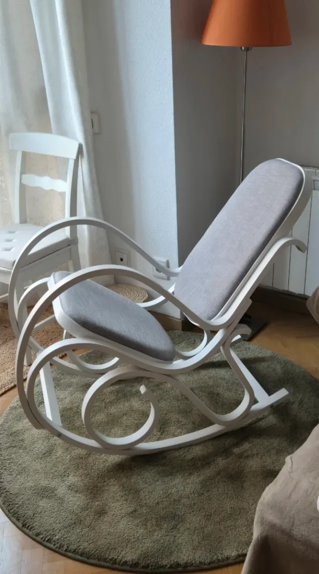 Mecedora de madera blanca tapizada en gris