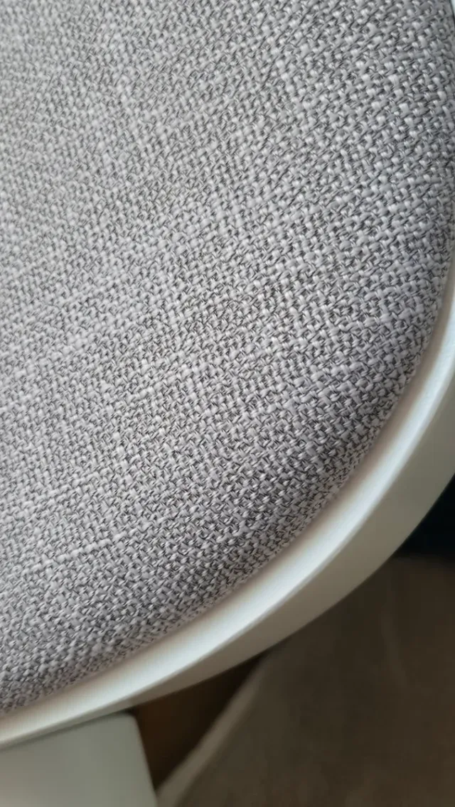 Mecedora de madera blanca tapizada en gris