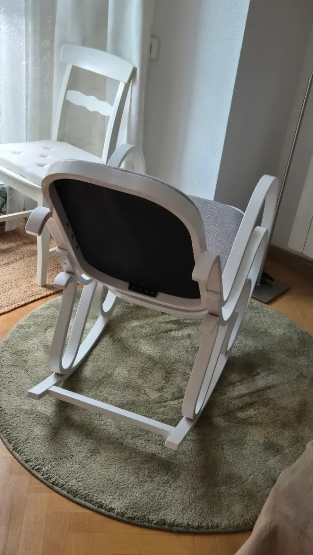 Mecedora de madera blanca tapizada en gris