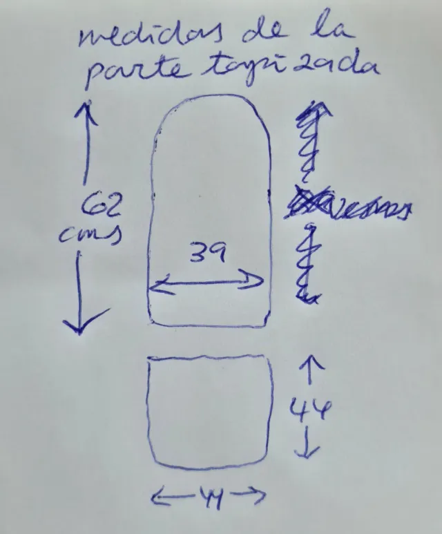 Mecedora de madera blanca tapizada en gris