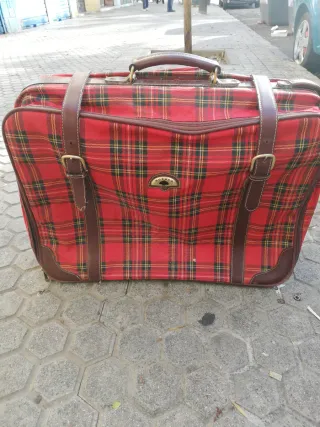 Maleta de viaje a cuadros roja