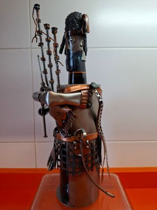 Portabotellas Escocés con Gaita  en metal vintage