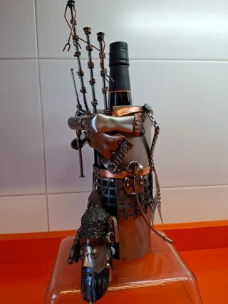 Portabotellas Escocés con Gaita  en metal vintage