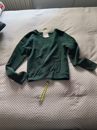 Top verde corto con cordones.