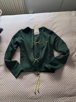 Top verde corto con cordones.