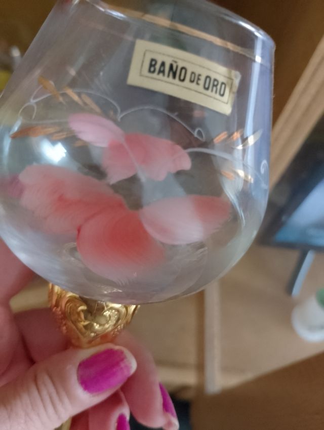 Vassoio dorato e calici di cristallo