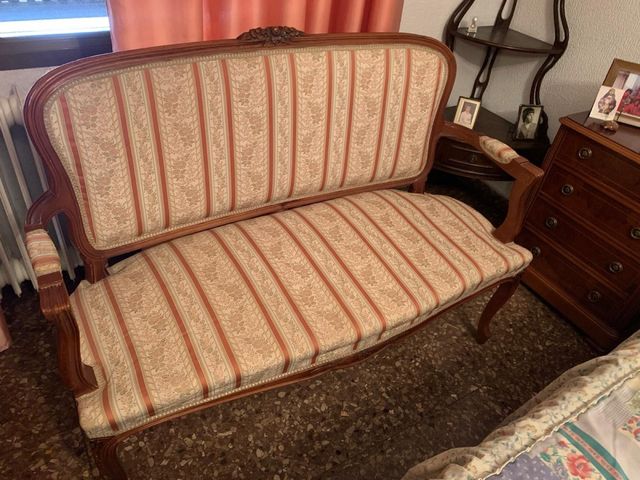 Sofá Luis XV o de estilo clásico francés.