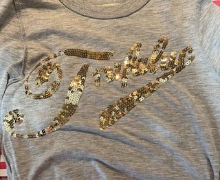 Camiseta gris manga larga con brillantes dorados