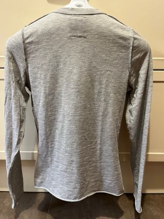 Camiseta gris manga larga con brillantes dorados