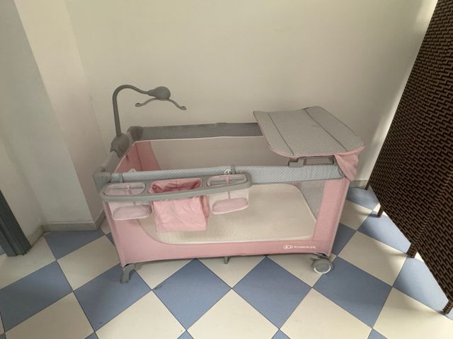 Cuna de viaje rosa y gris