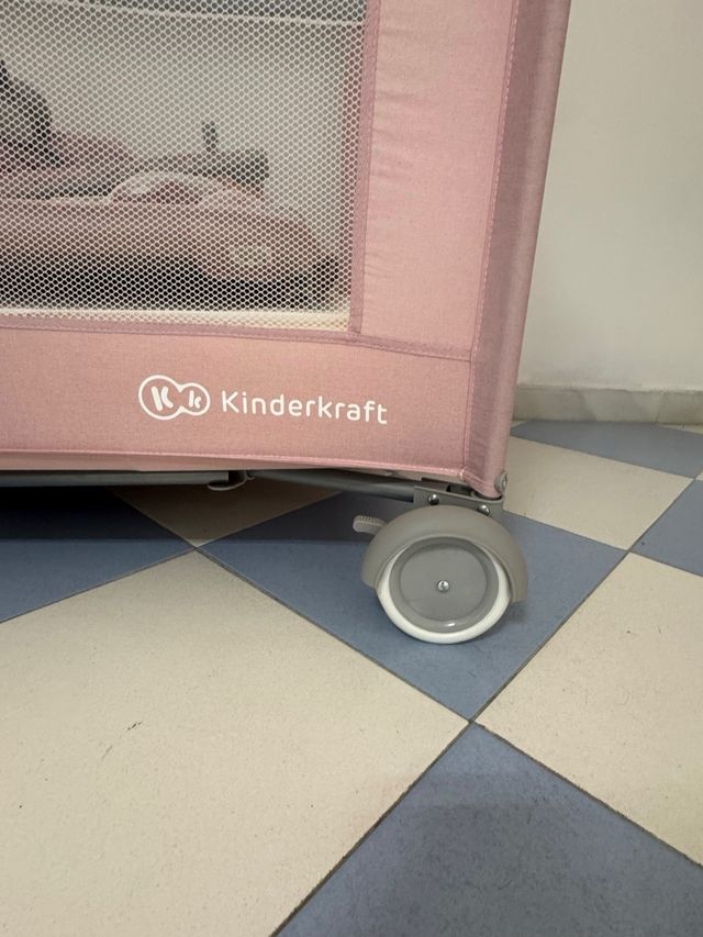 Cuna de viaje rosa y gris