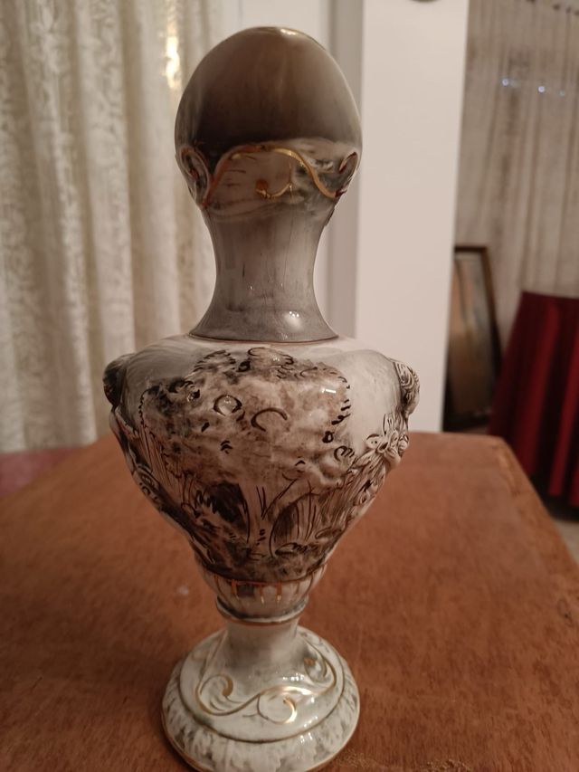 Jarrón Cerámica Gris Dorado Figuras