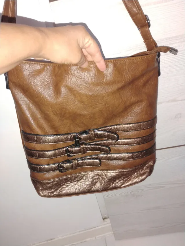 Bolso marrón y dorado