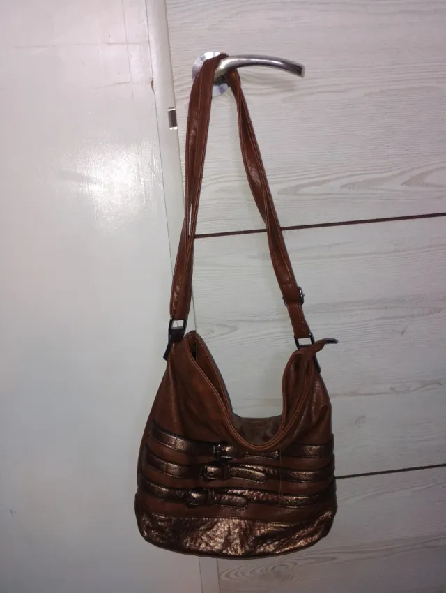 Bolso marrón y dorado