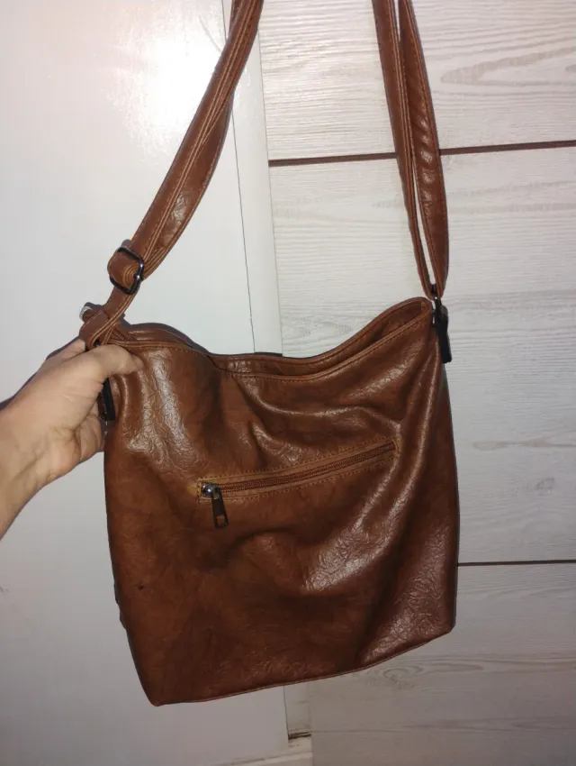 Bolso marrón y dorado