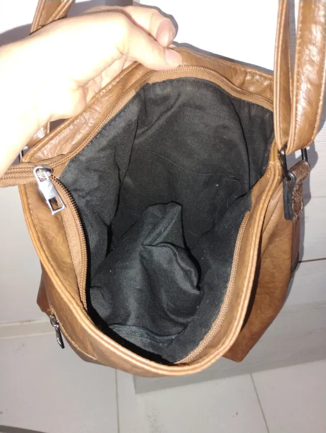 Bolso marrón y dorado