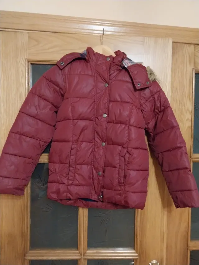 Chaqueta acolchada roja con capucha