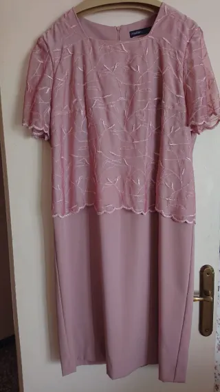 Vestido rosa con bordado floral