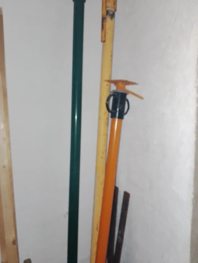 3 Puntales de obra metálicos, 2 de 4 mt y 1 de 3 m