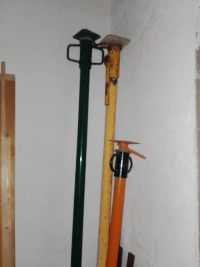 3 Puntales de obra metálicos, 2 de 4 mt y 1 de 3 m