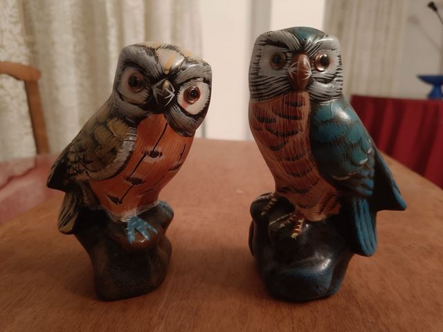 Figuras de búhos de barro decorativas