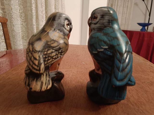 Figuras de búhos de barro decorativas