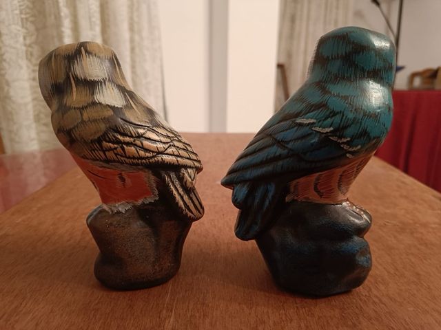 Figuras de búhos de barro decorativas