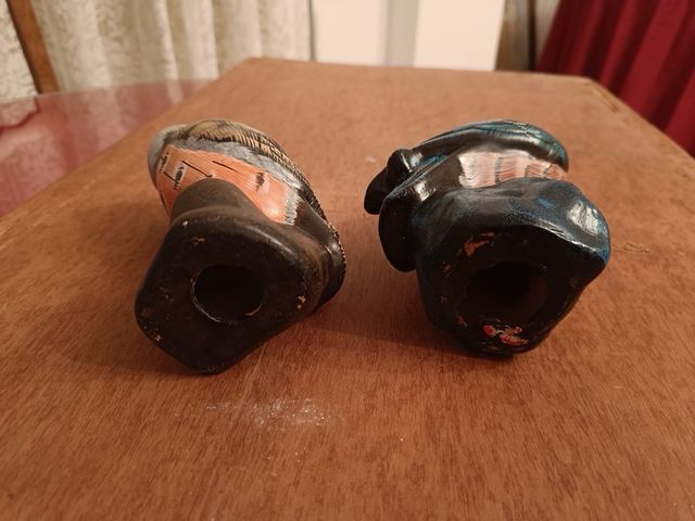 Figuras de búhos de barro decorativas