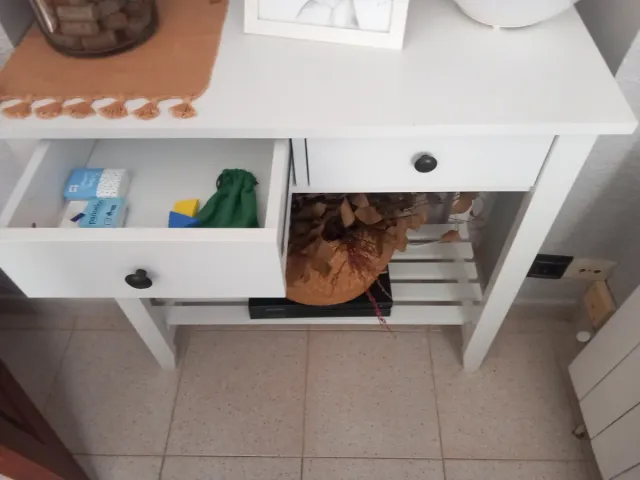 Recibidor blanco y marrón