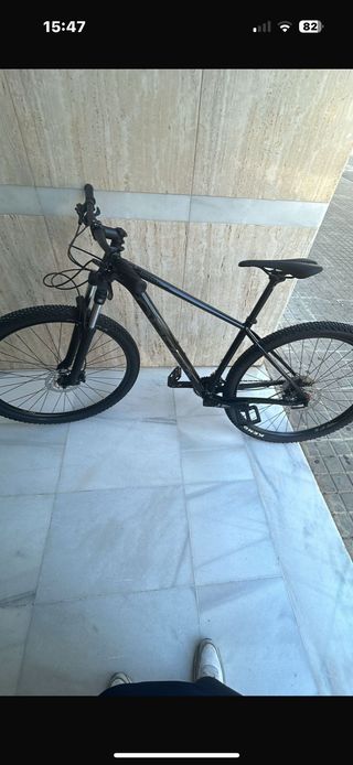 Bicicleta de montaña negra