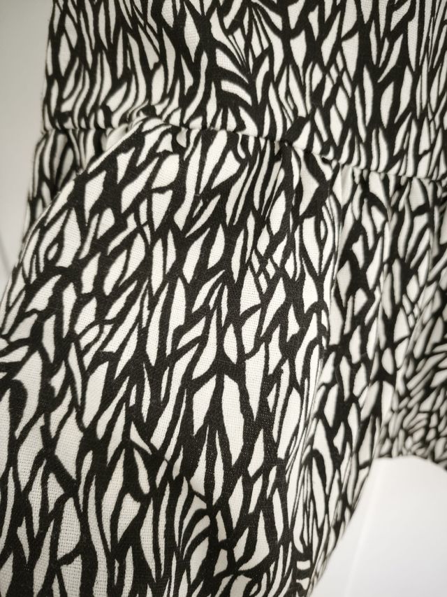 Vestido MIEJI blanco y negro volante Talla 36