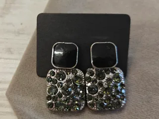 Pendientes negros con brillantes