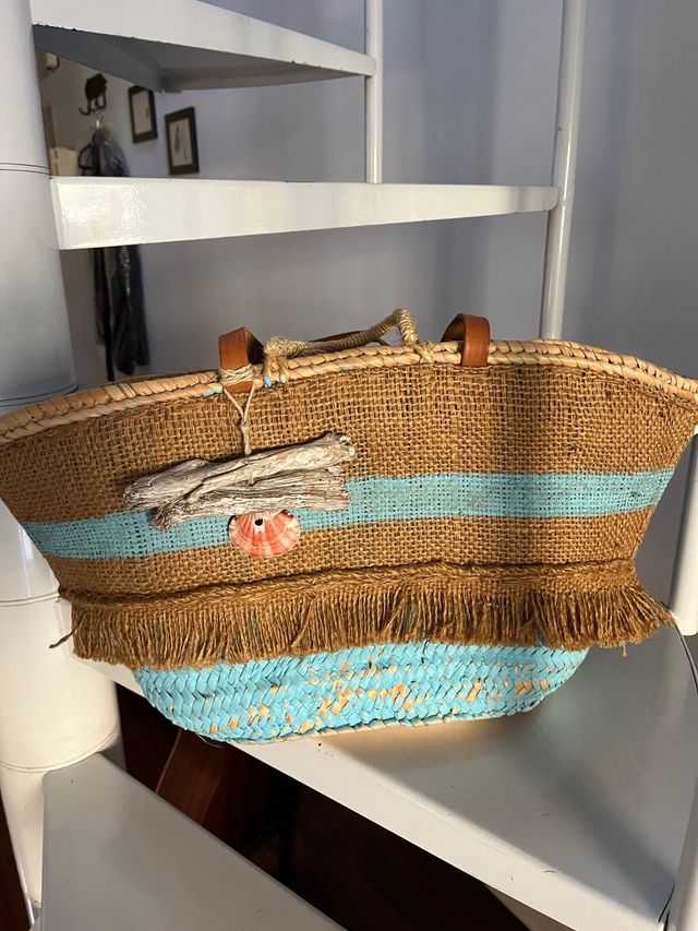 Cesta de playa artesanal con detalles marinos.