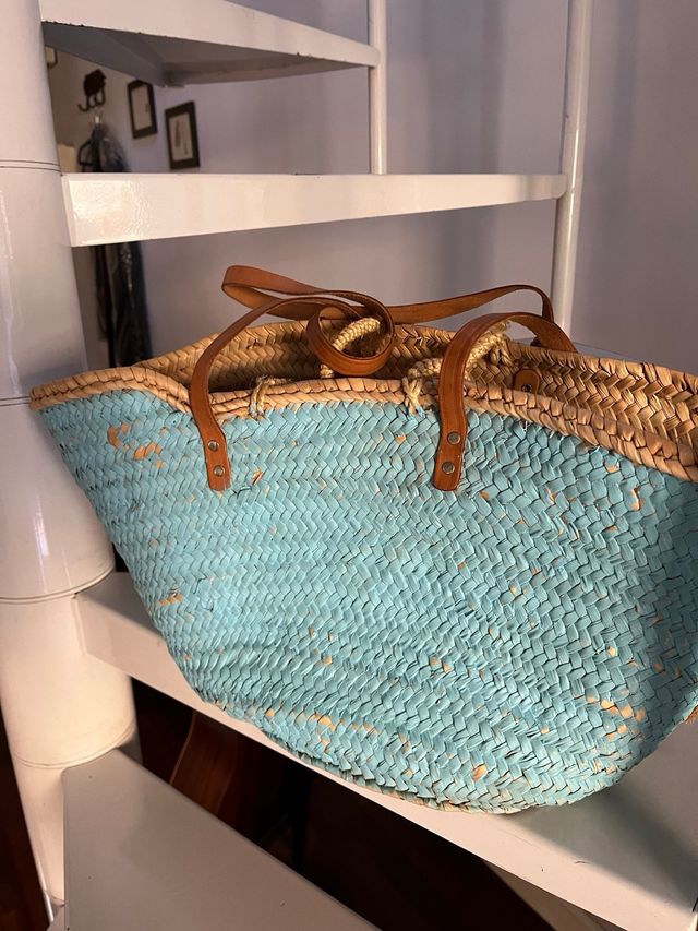 Cesta de playa artesanal con detalles marinos.